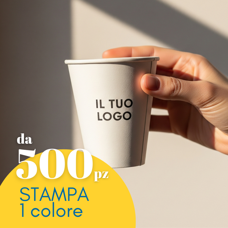 Bicchiere di carta bianco personalizzato con il tuo logo, tenuto da una mano
