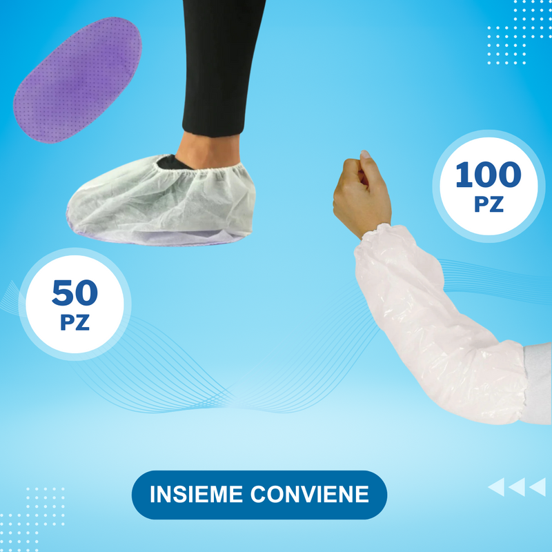 Mano con manicotto in plastica e piede con copriscarpa in plastica monouso su sfondo azzurro 
