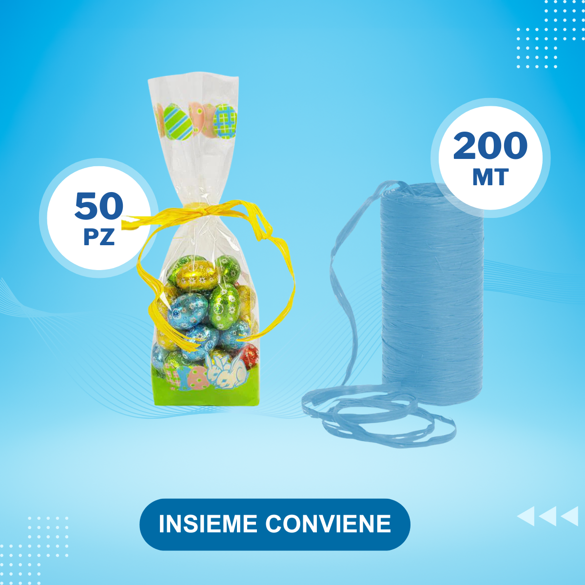 Sacchetto per caramelle ripieno di ovetti di cioccolato e nastro azzurro. Sfondo azzurro