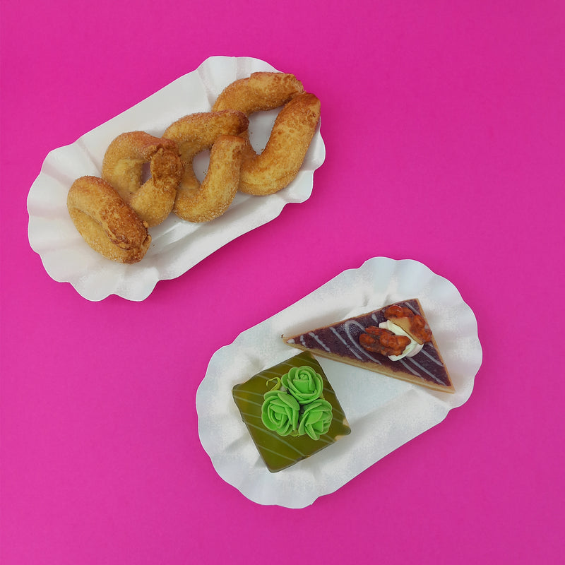 Vassoio di carta rettangolare per fritto , uno con fritto ed uno con dolci