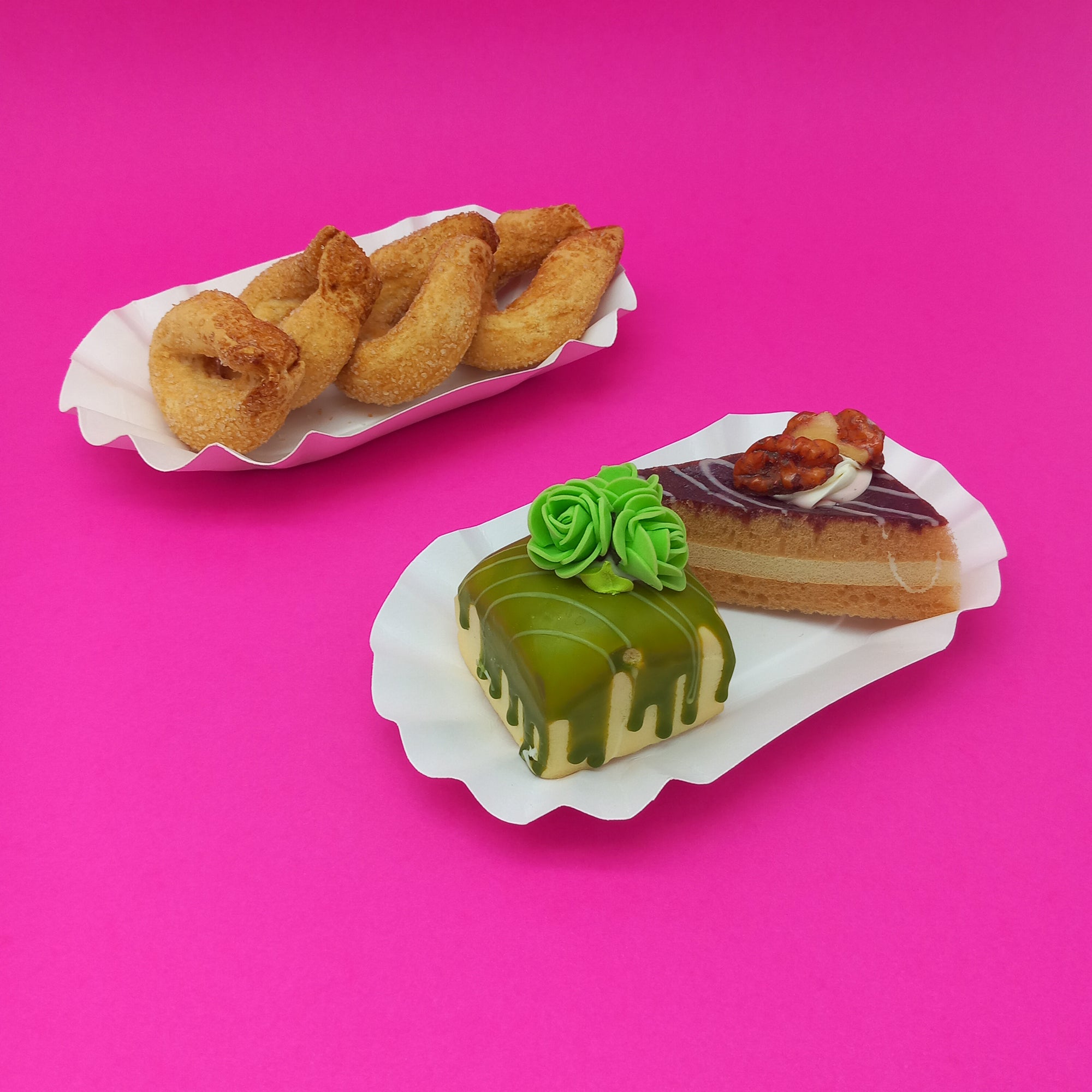 Vassoio di carta rettangolare per fritto , uno con fritto ed uno con dolci