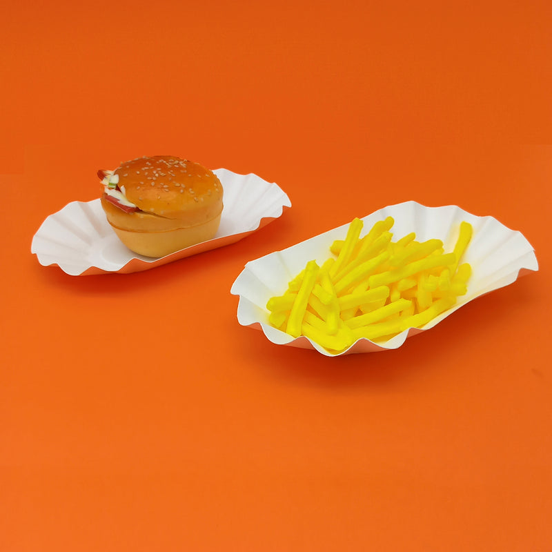 Vassoio di carta rettangolare per fritto , uno con patatine ed uno con hamburger 