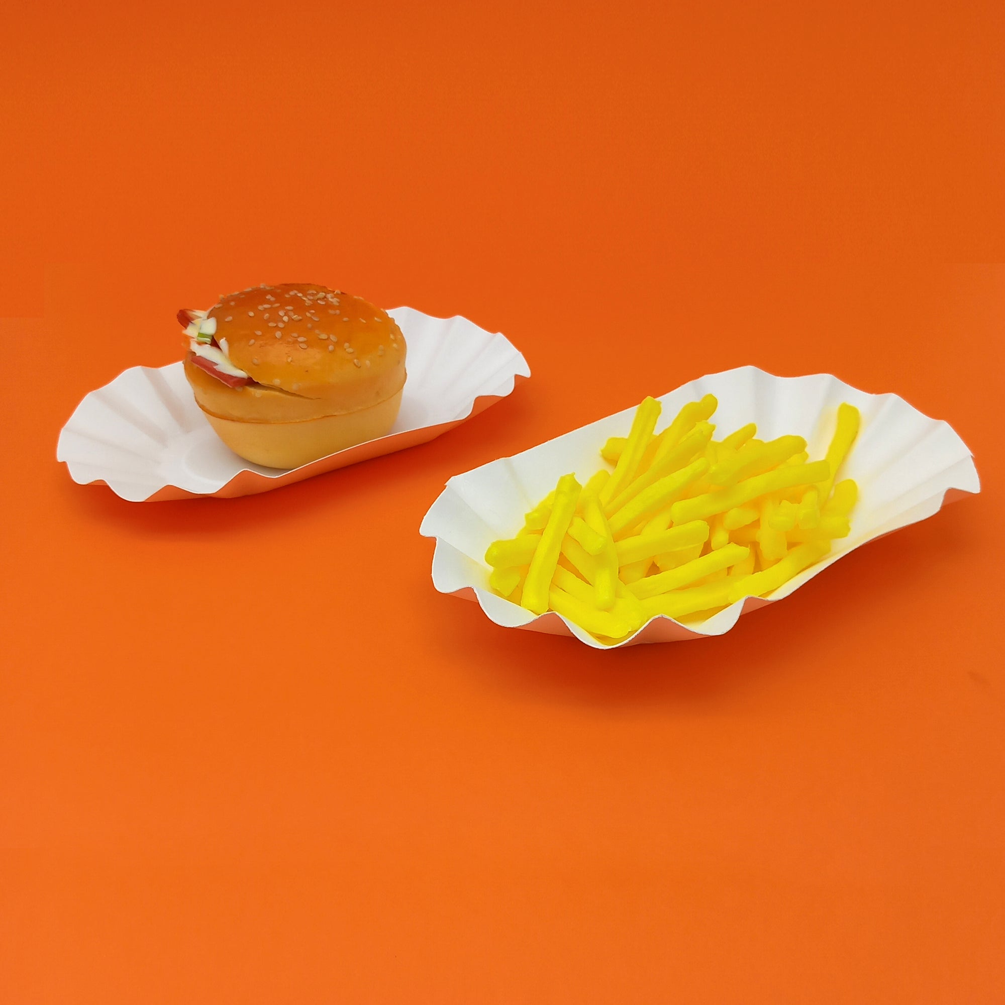 Vassoio di carta rettangolare per fritto , uno con patatine ed uno con hamburger 