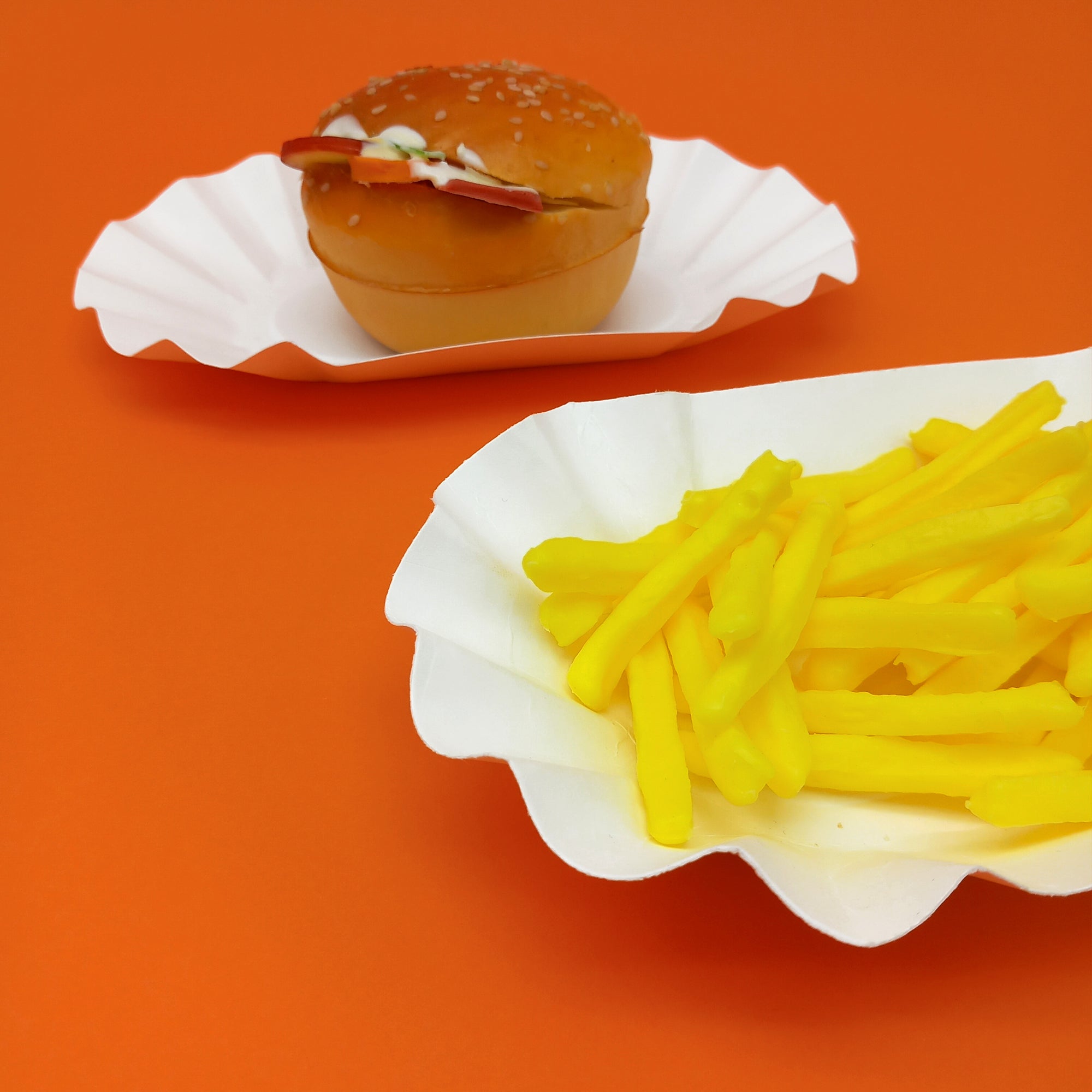 Vassoio di carta rettangolare per fritto , uno con patatine ed uno con hamburger 