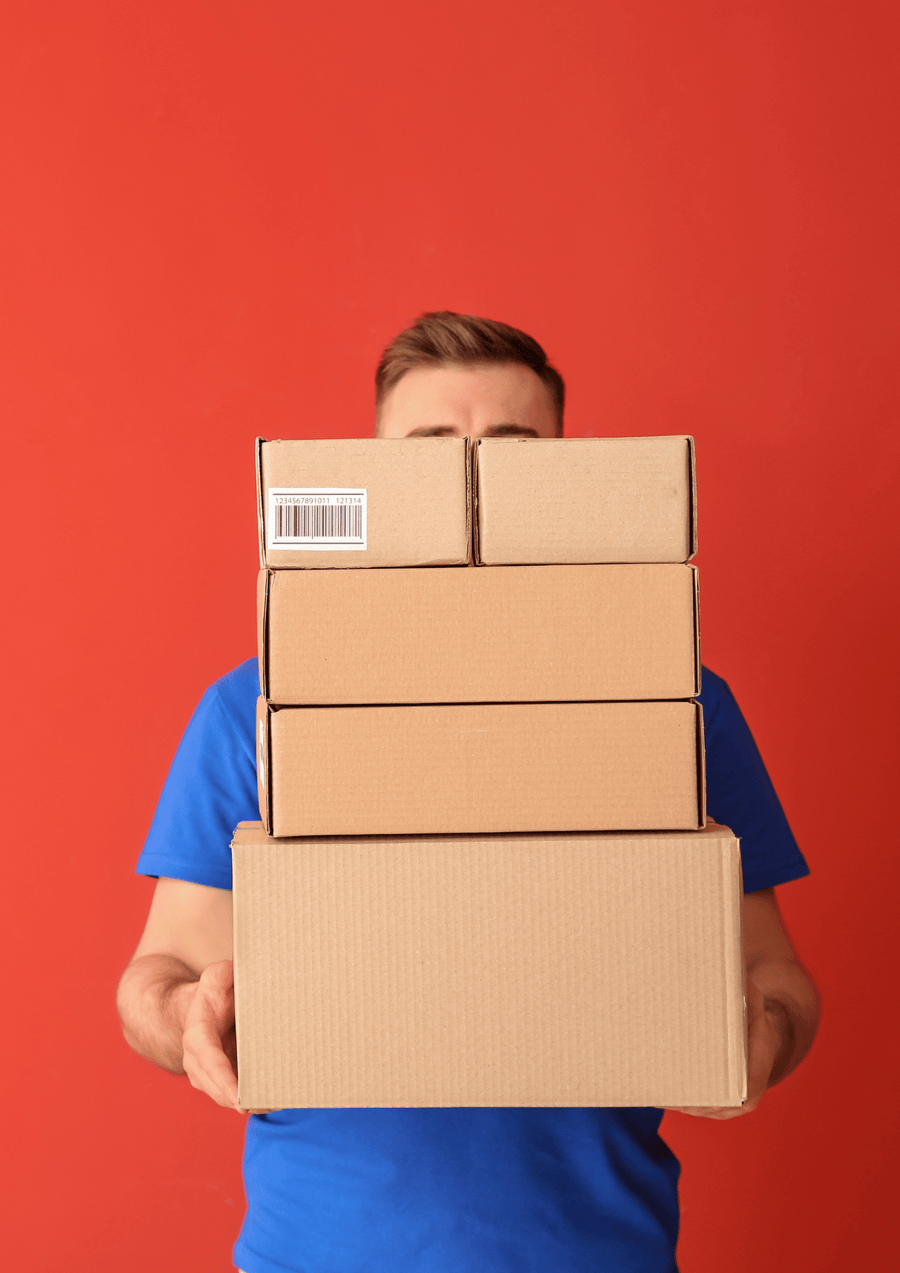Ragazzo con maglia blu che sorregge 4 pacchi, su sfondo rosso
