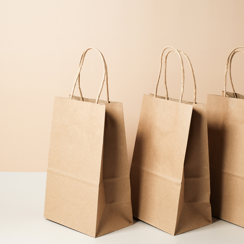 Serie di shopper in carta color avana 