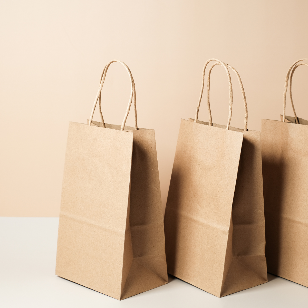 Serie di shopper in carta color avana 