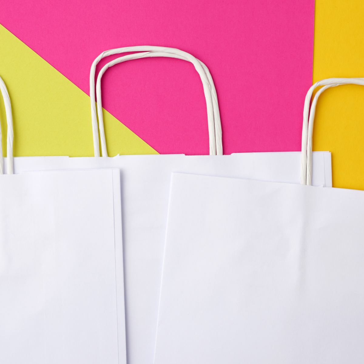 Dettaglio di shopper in carta bianca 