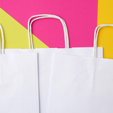 Dettaglio di shopper in carta bianca 