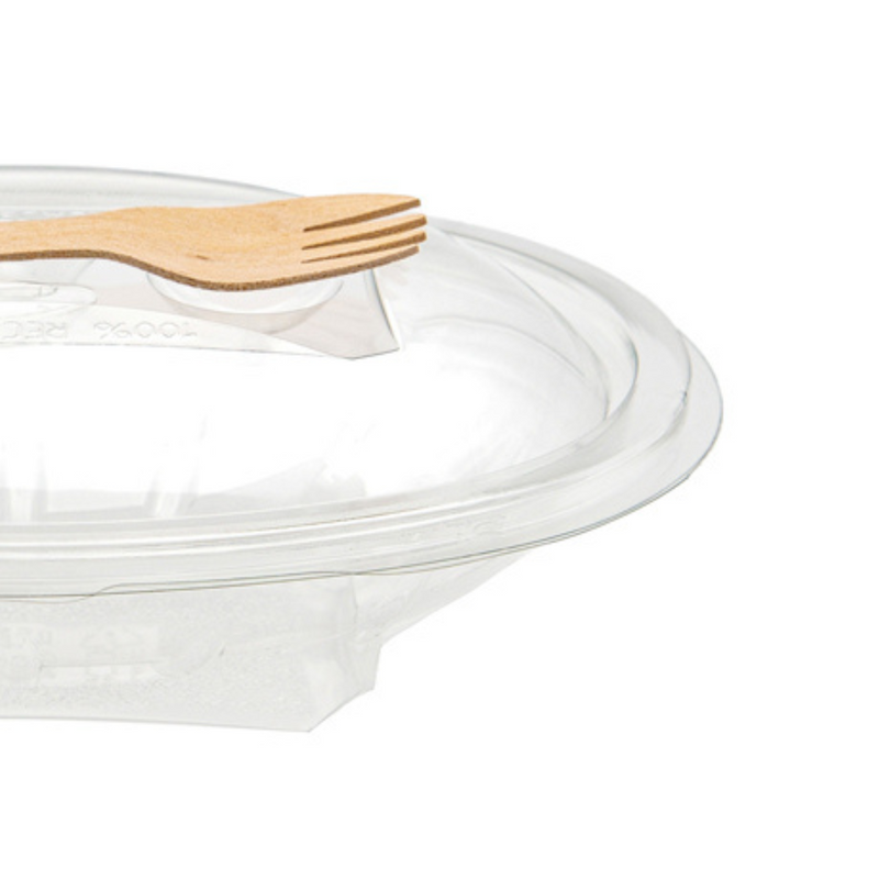Dettaglio di vaschetta in plastica con coperchio e forchetta