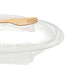 Dettaglio di vaschetta in plastica con coperchio e forchetta