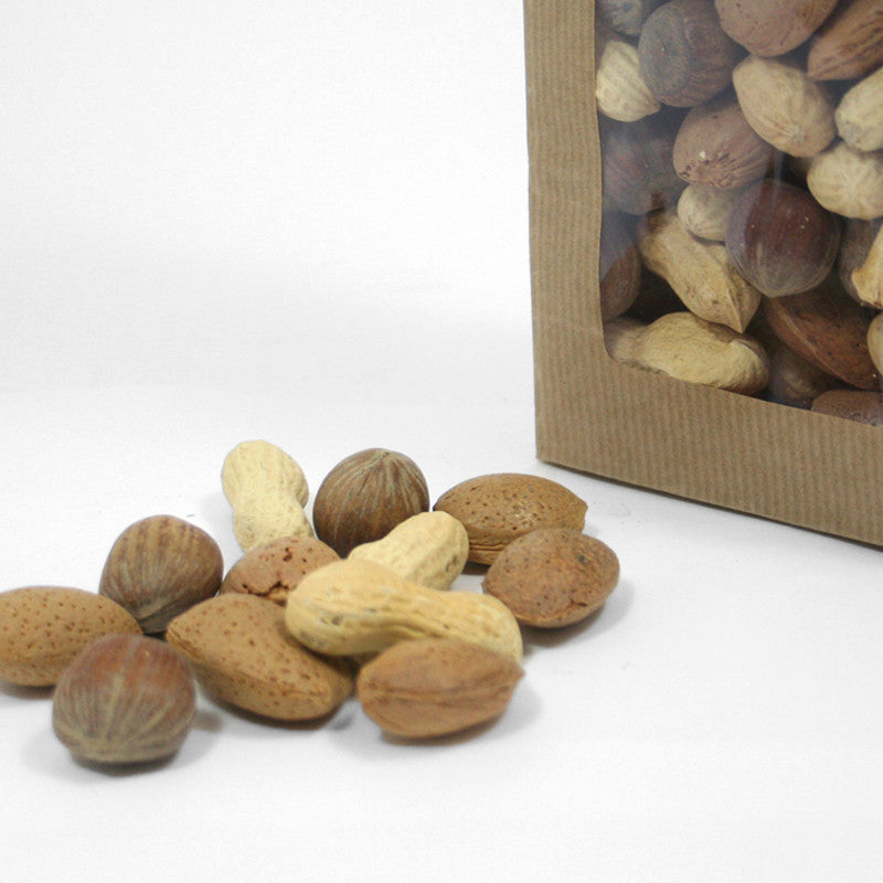 Sacchetto avana con finestra con frutta secca dentro, un po di frutta secca fuori. Dettaglio