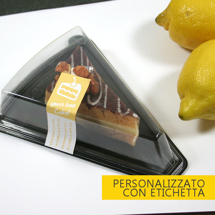 Porta fetta di torta base nera  con coperchio trasparente con dentro fetta vicino a di limoni, con una etichetta personalizzata 
