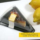 Porta fetta di torta base nera  con coperchio trasparente con dentro fetta vicino a di limoni, con una etichetta personalizzata 