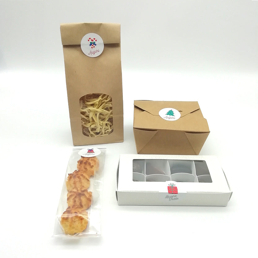 Varie confezioni con adesivi personalizzati sopra