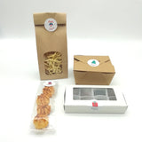 Varie confezioni con adesivi personalizzati sopra