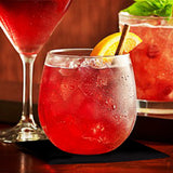 Bicchiere con cocktail rosso 