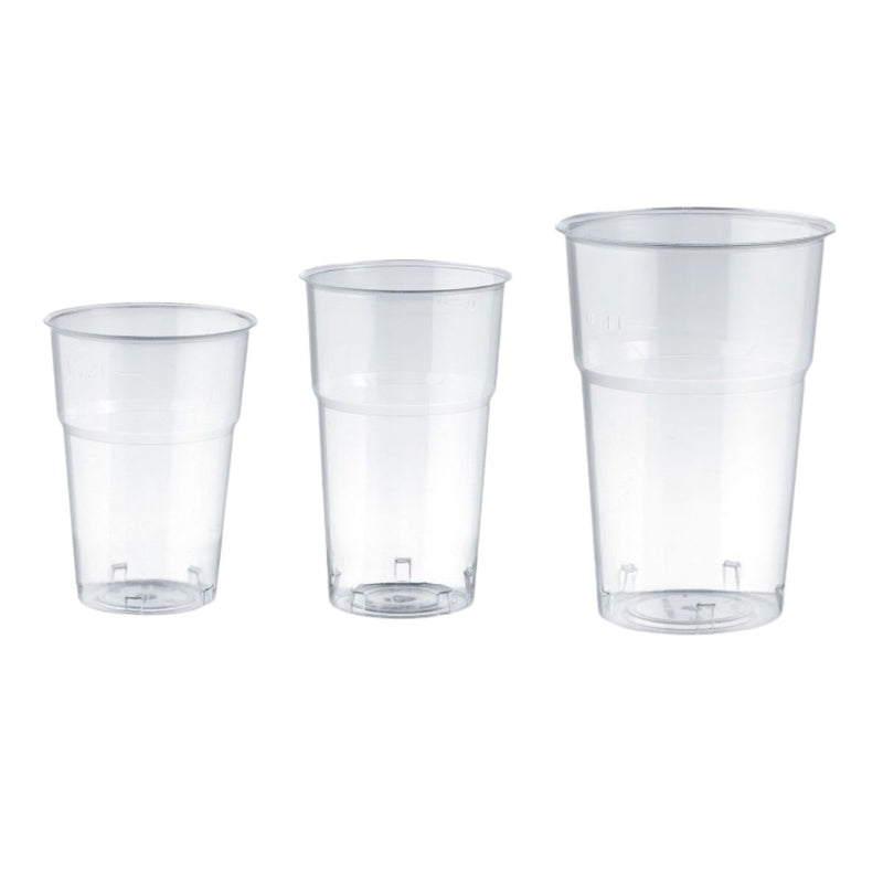 Tre bicchieri di plastica monouso trasparenti, diverse misure 
