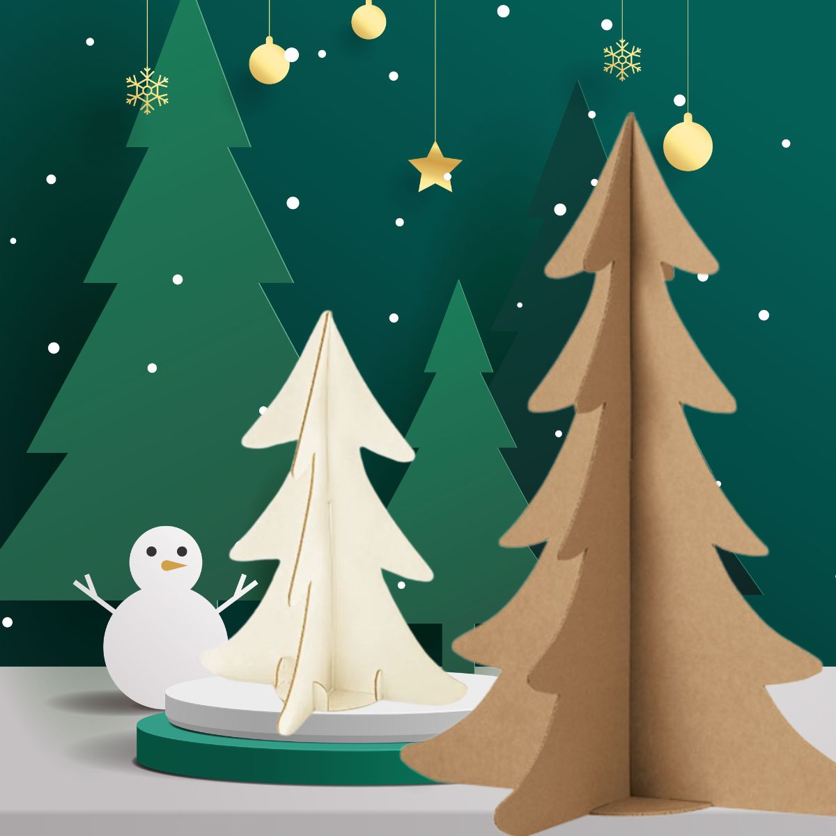 Albero di natale in cartone color verde, avana e bianco, mostrato allestito, nelle sua varianti di dimensione e colore