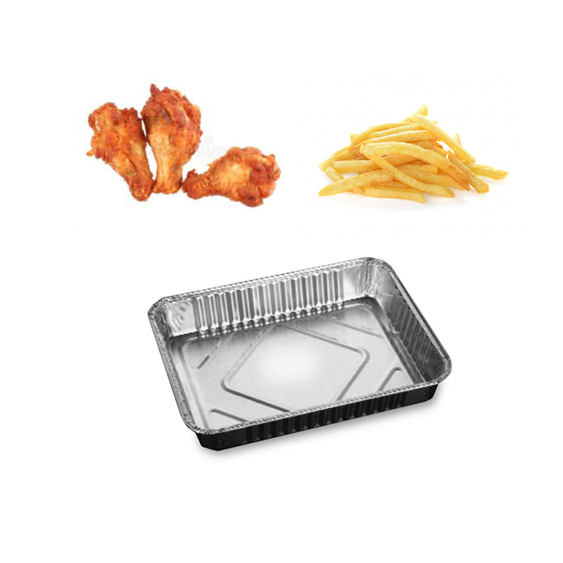 Vaschetta di alluminio vuota con vicino cosce di pollo e patatine fritte 