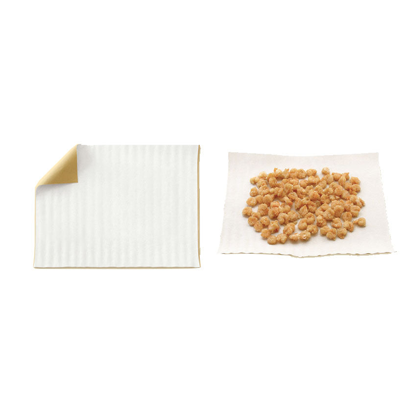 Carta assorbente per fritti mostrata vuota stesa e con impasto per cappelletti