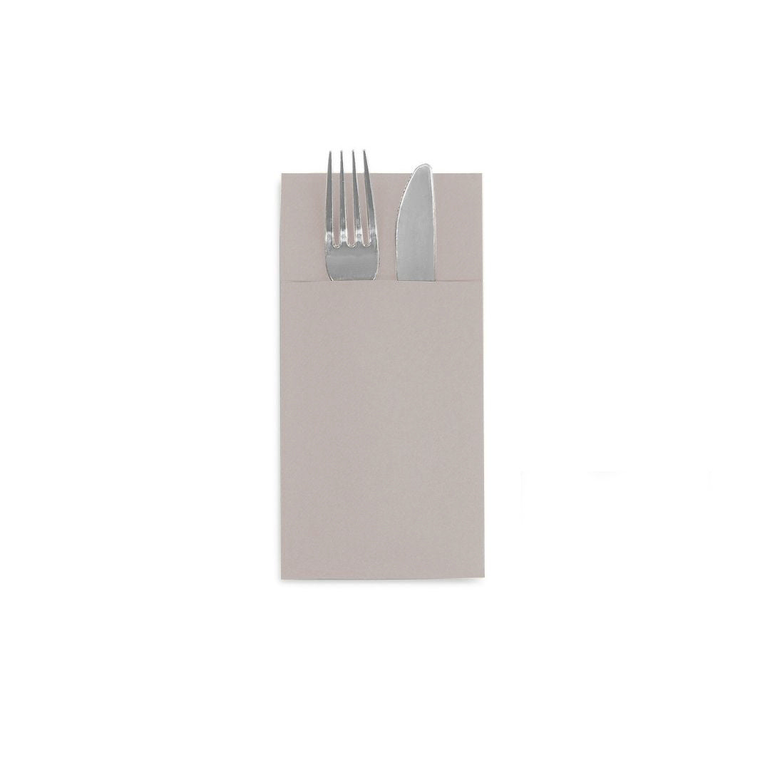 Tovagliolo porta posate, con dentro due posate, di colore grigio