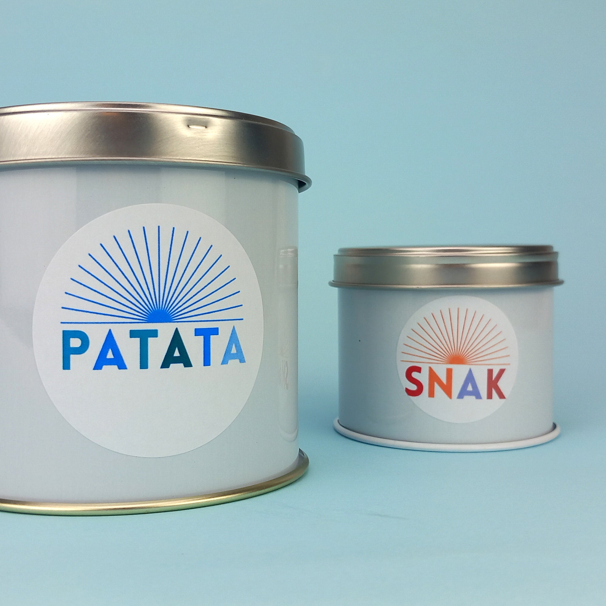 Barattoli di alluminio due diversi misure, con coperchio e scritte etichette 