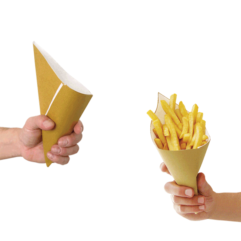 Mani che reggono due coni per fritti uno vuoto ed uno con patatine fritte