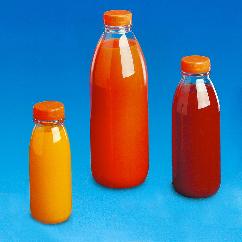 Bottiglie di plastica, trasparenti con tappo arancione, piene, di tre diversi formati 