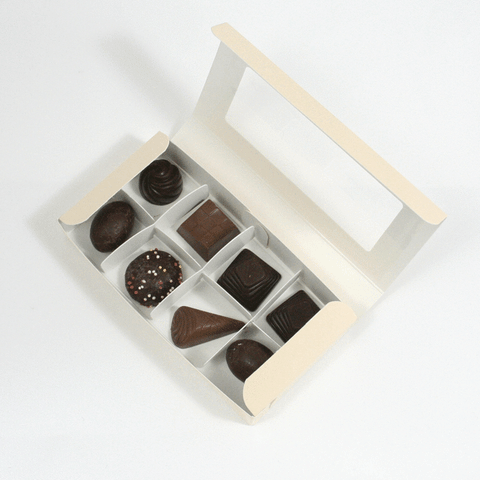Scatola bianca con coperchio e scomparti per cioccolatini 
