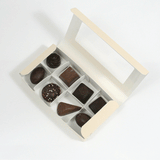 Scatola bianca con coperchio e scomparti per cioccolatini 