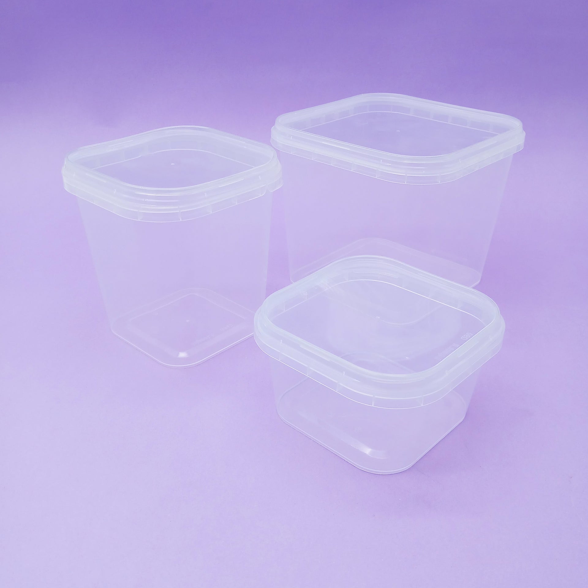 Barattoli trasparenti in plastica, con chiusura ermetica, tre diverse misure, su sfondo viola