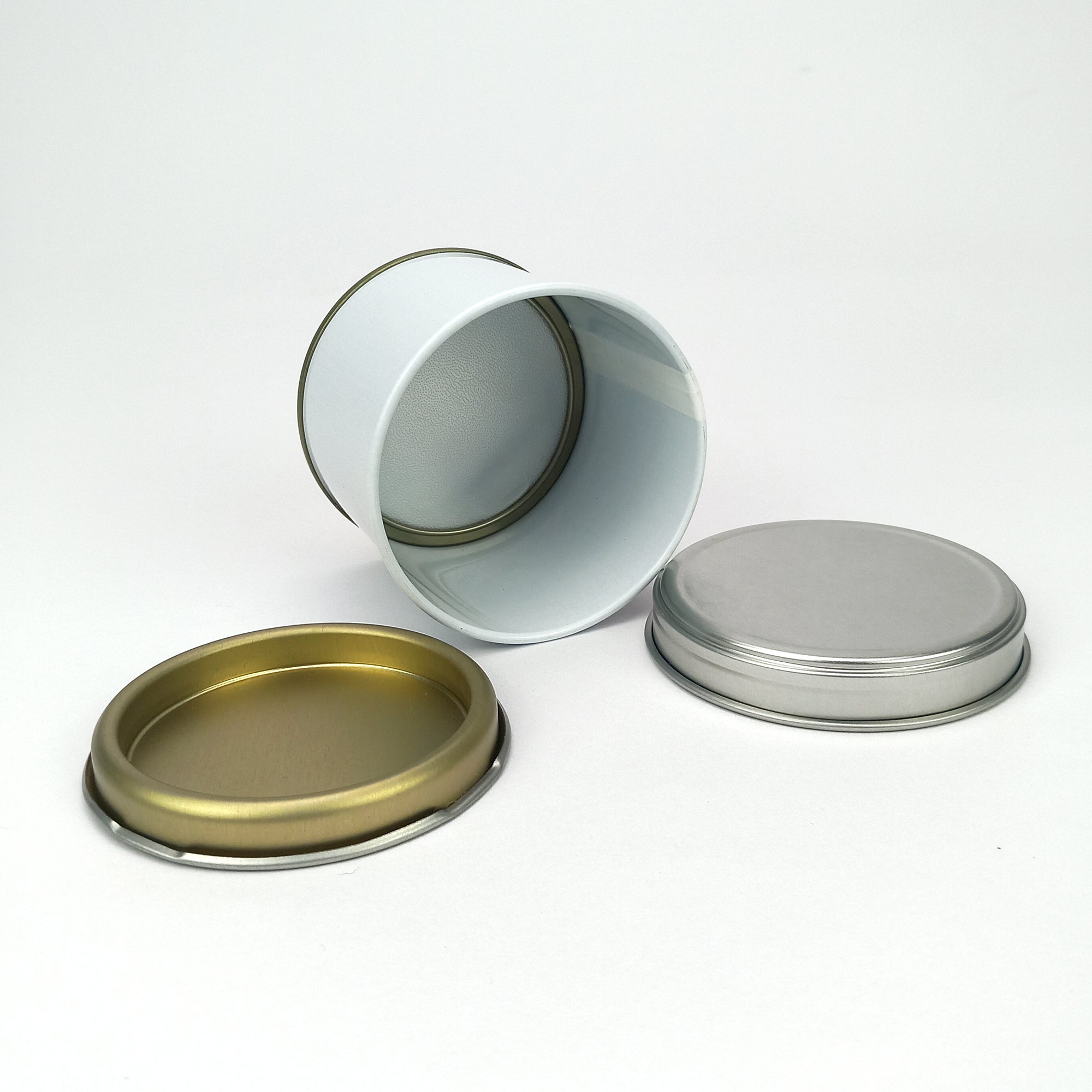 Vasetto di latta con tappo in alluminio mostrato staccato 