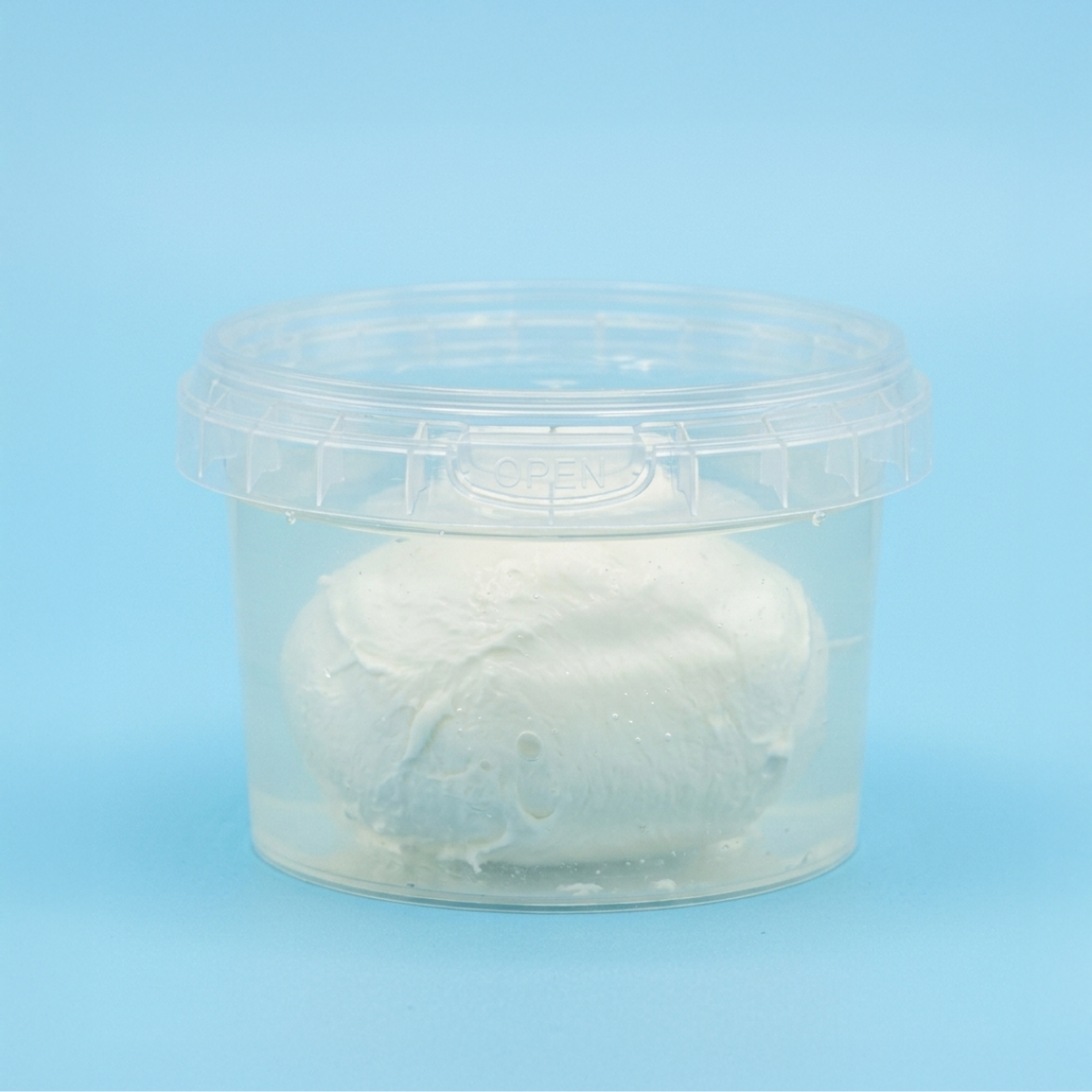 Barattolo tondo con coperchio a chiusura ermetica, trasparente, con dentro mozzarella