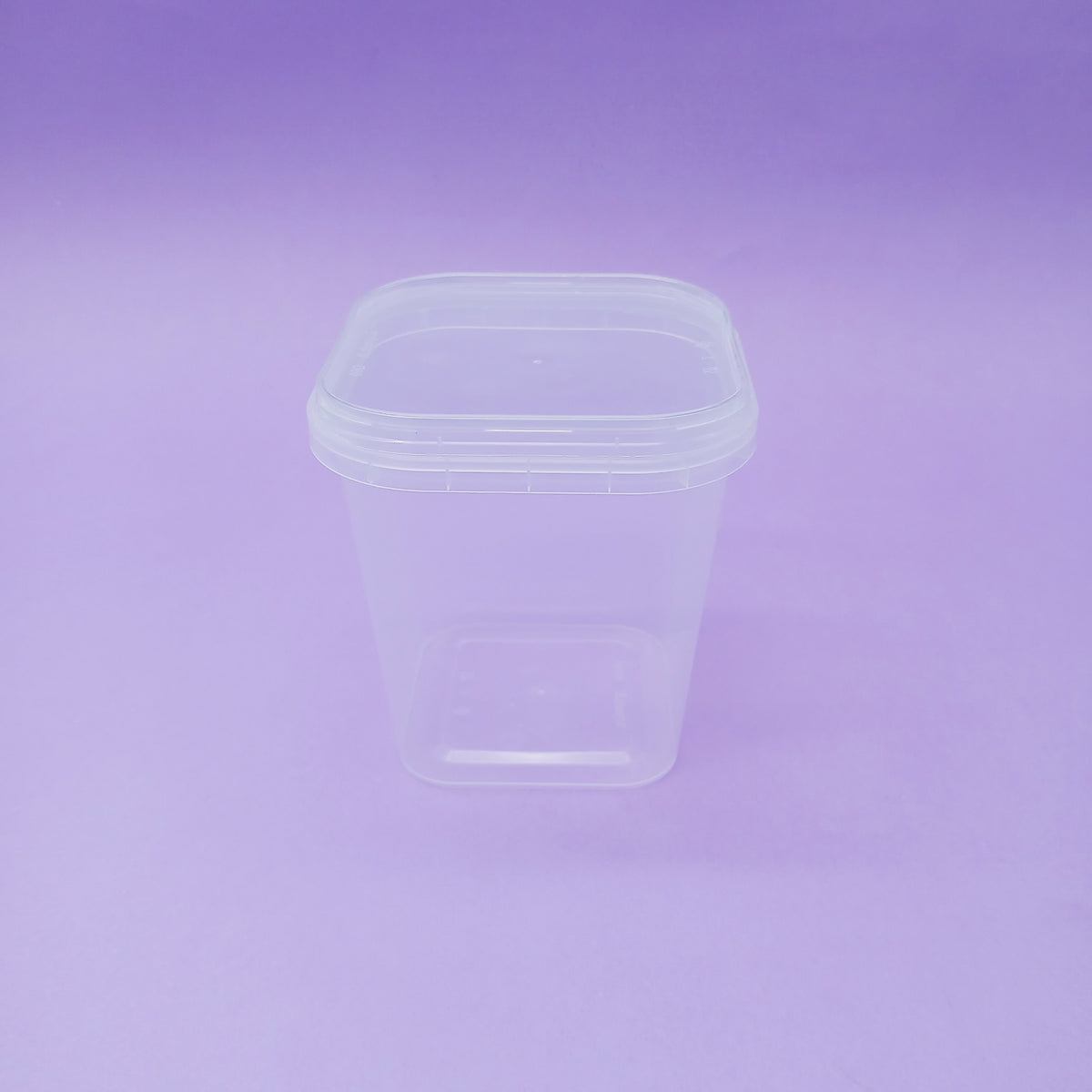 Barattolo chiusura ermetica per alimenti trasparente base quadrata su sfondo fotografico viola