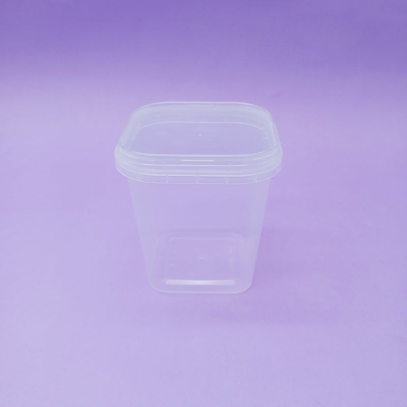 Barattolo chiusura ermetica per alimenti trasparente base quadrata su sfondo fotografico viola