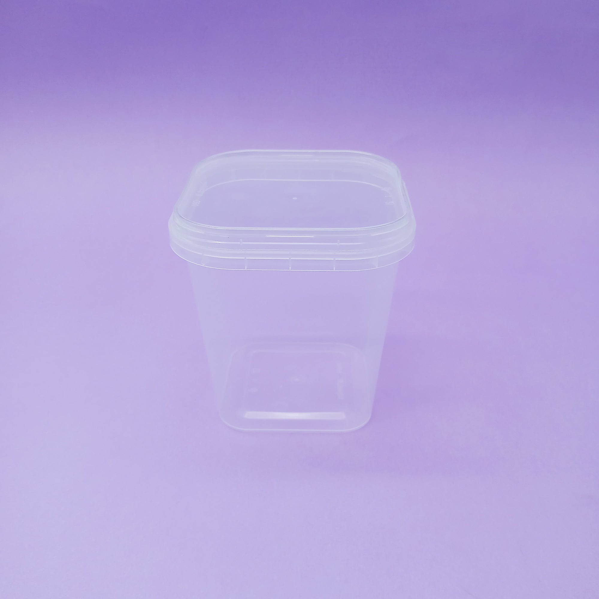 Barattolo chiusura ermetica per alimenti trasparente base quadrata su sfondo fotografico viola