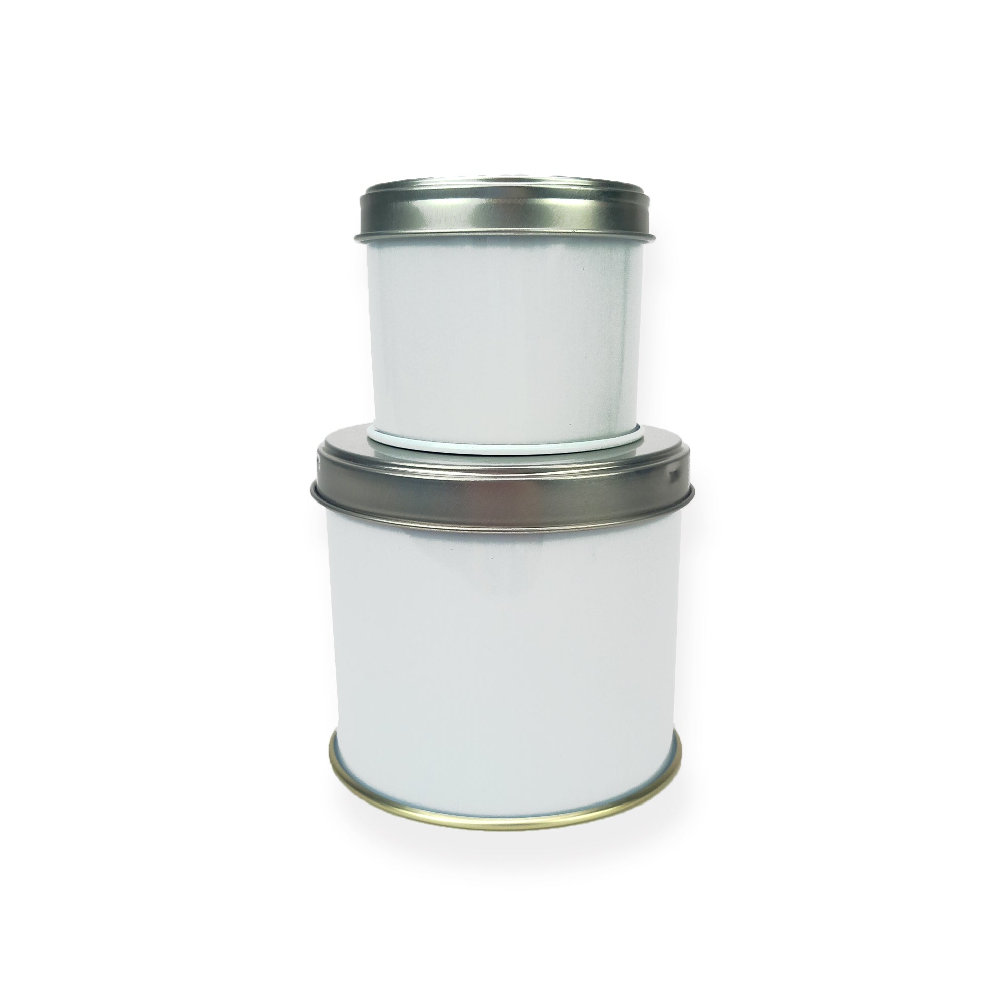 Due barattoli di latta tondi  di due diverse misure uno sull'altro