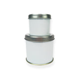 Due barattoli di latta tondi  di due diverse misure uno sull'altro