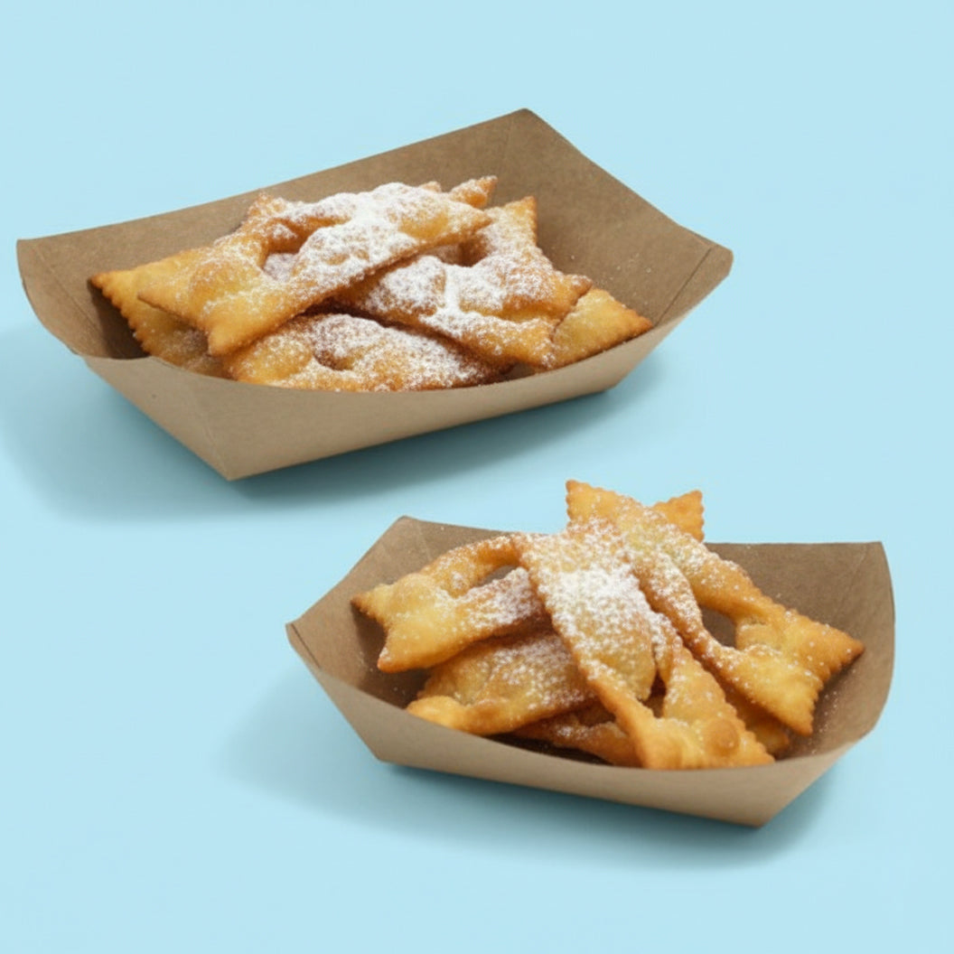 Barchette in cartoncino color avana piene di chiacchiere carnevalesche 