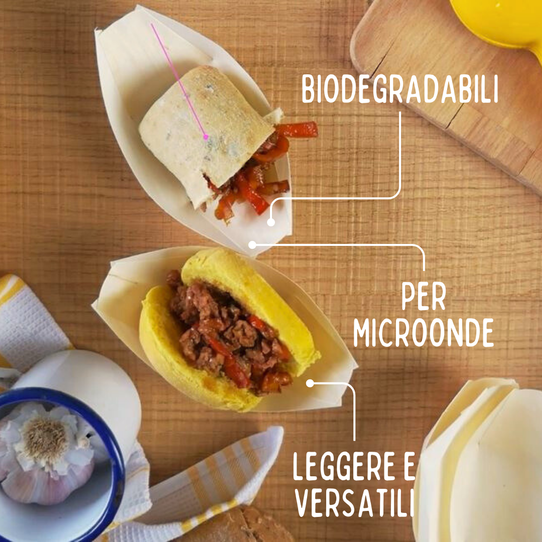 Tavola vista dall'alto con barchette piene di panini e scritte identificative 