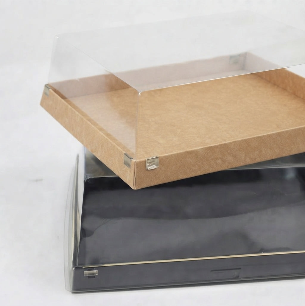 Dettaglio di due porta torte quadrati, uno con base nera ed uno con base interna avana 