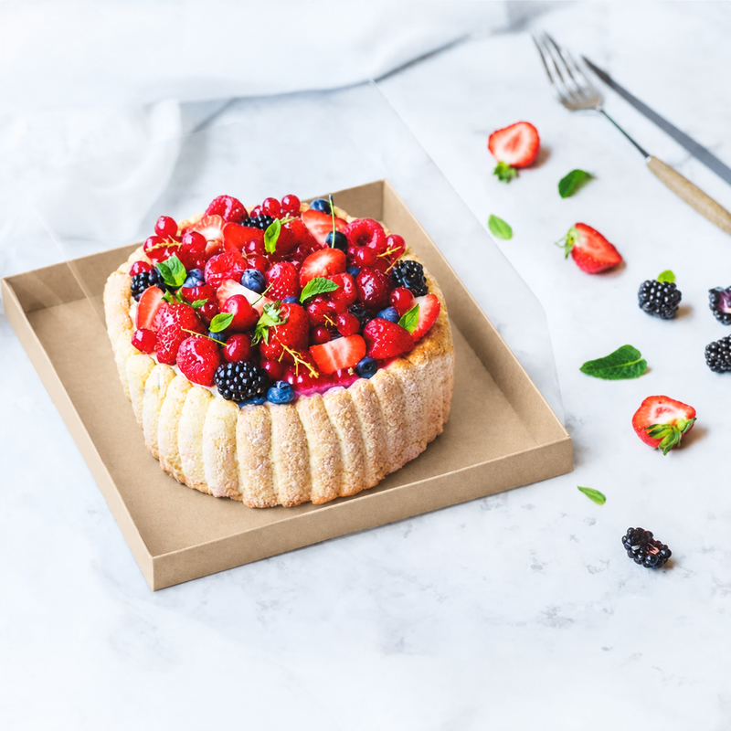 Torta mostrata in un porta torte quadrato color avana con coperchio trasparente