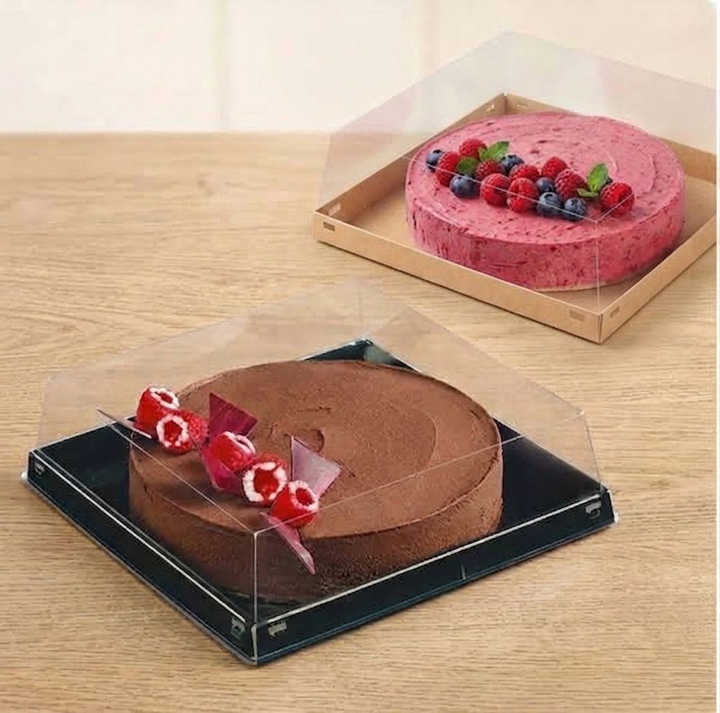 Torta mostrata in un porta torte quadrato color avana con coperchio trasparente, ed una con base nera