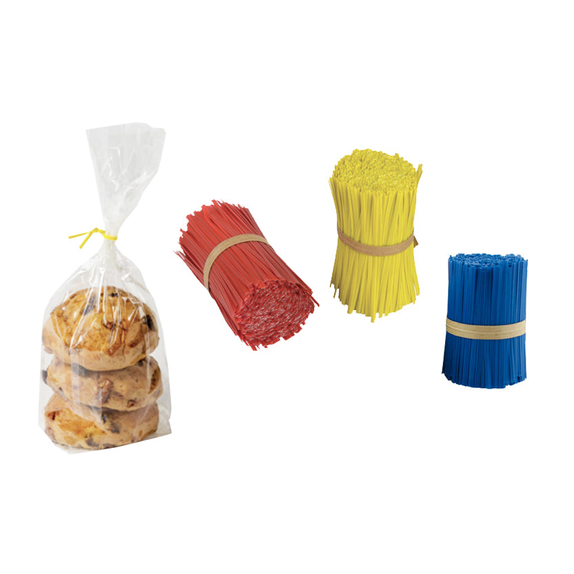 Laccetti metallizzati rossi, gialli e blu e sacchetto con tre biscotti 