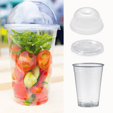 Bicchiere di plastica con coperchio a  cupola pieno di insalata 