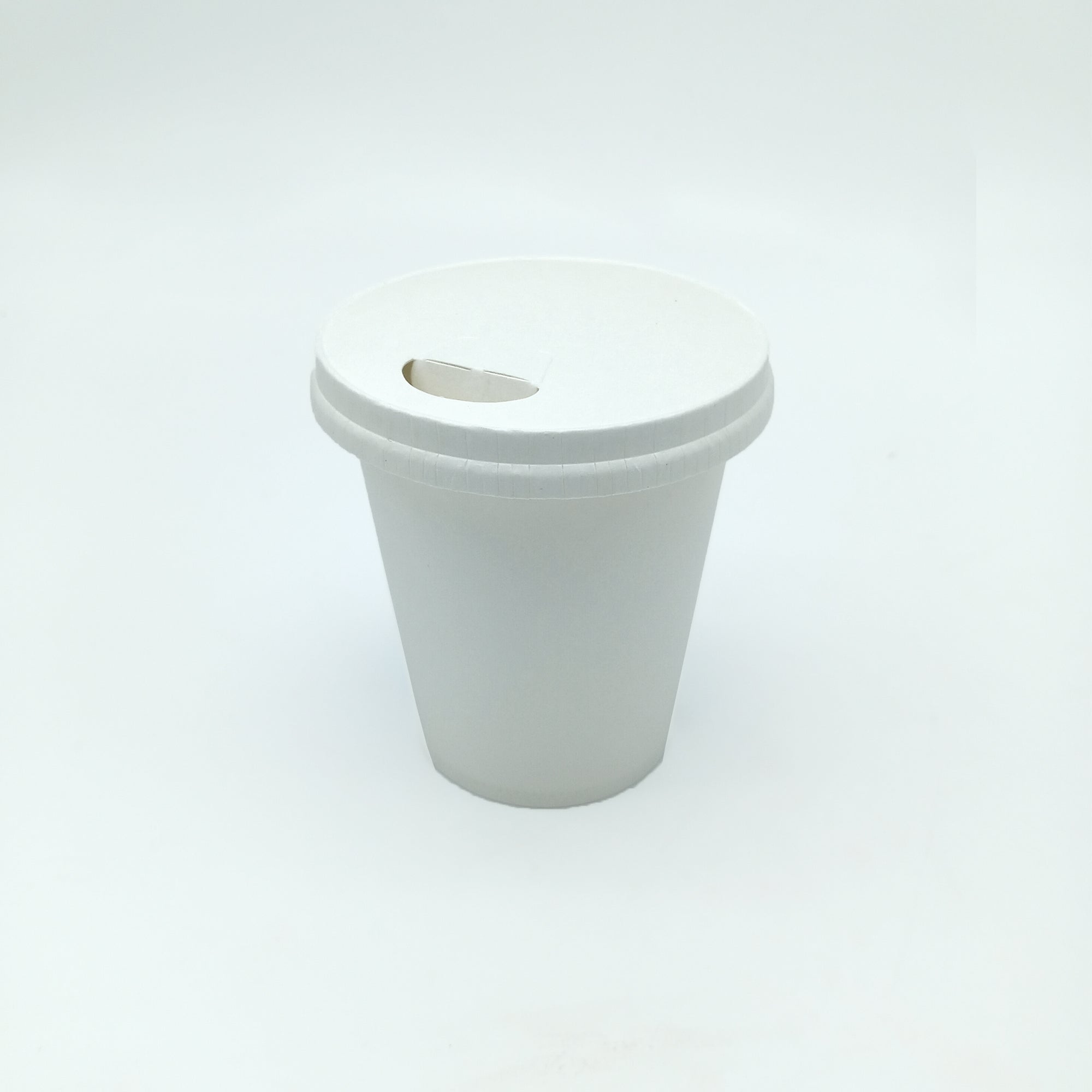 Bicchiere con coperchio da sporto, di carta