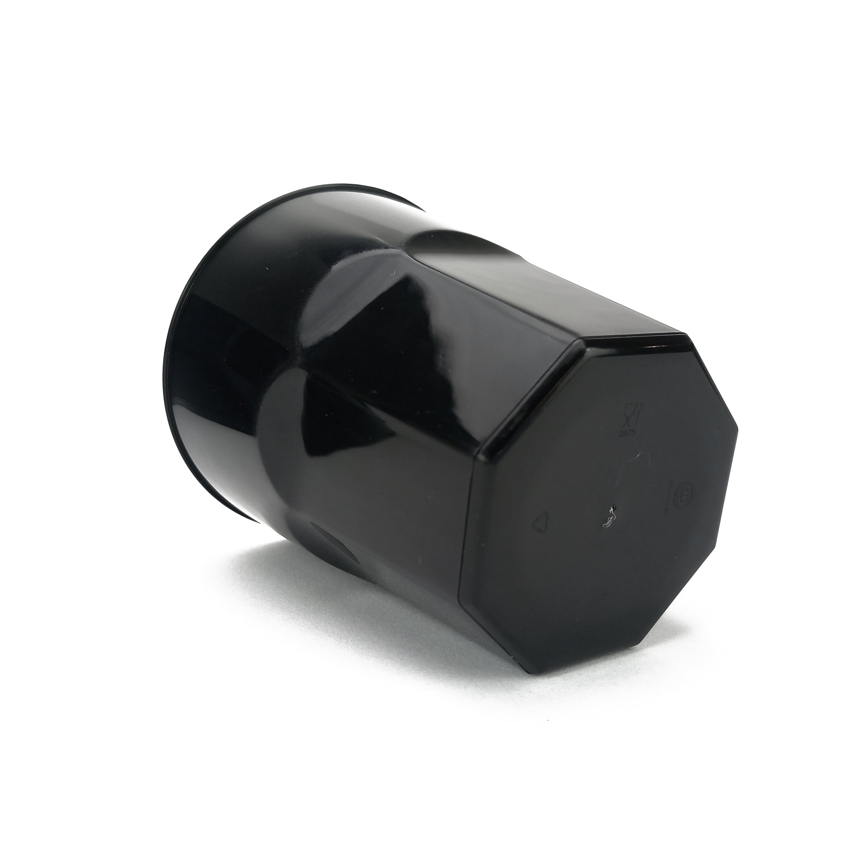 Bicchiere di plastica nero monouso sdraiato