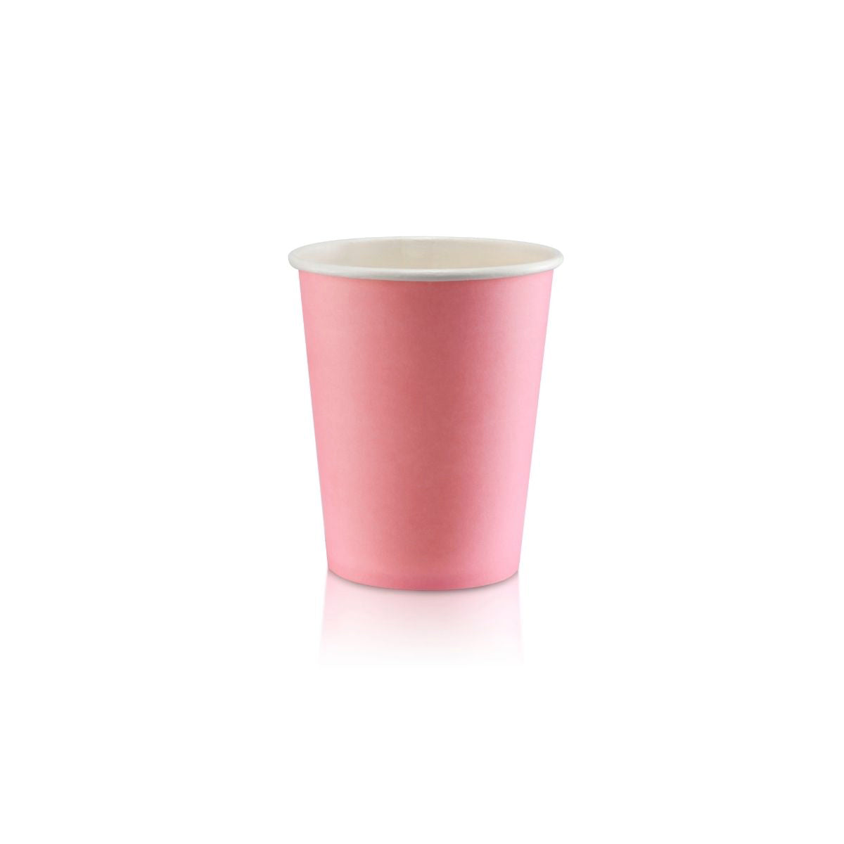 Bicchiere di carta colorato rosa su sfondo bianco
