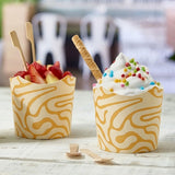 Bicchieri per gelato, mostrato nei suoi due lati , uno pieno di fragole ed uno di gelato bianco, su un tavolo di legno 